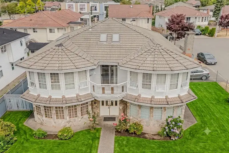 12441 71A AVENUE - photo 2 of 25