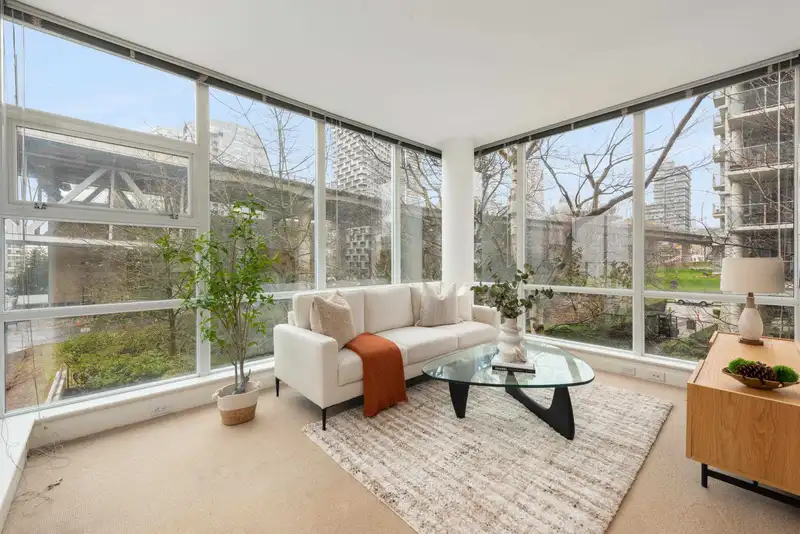 605 633 KINGHORNE MEWS - photo 1 of 37
