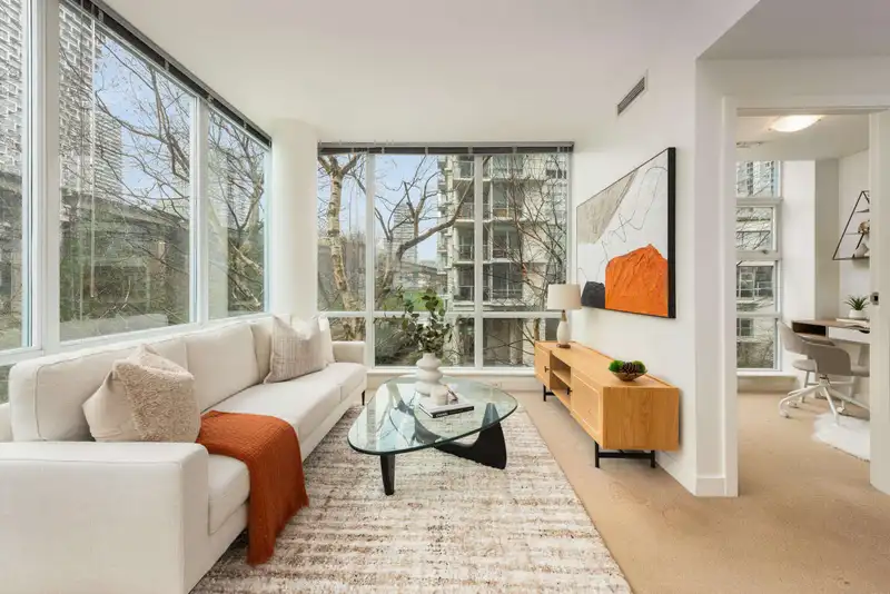 605 633 KINGHORNE MEWS - photo 2 of 37