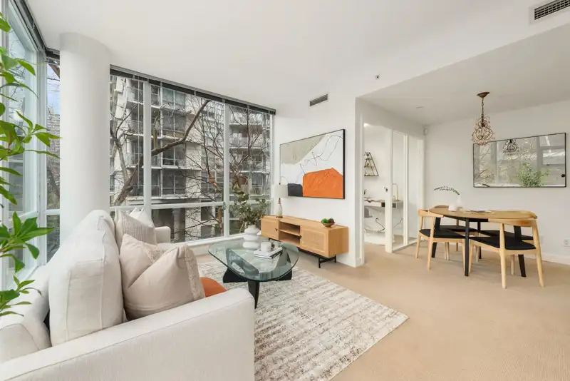 605 633 KINGHORNE MEWS - photo 3 of 37