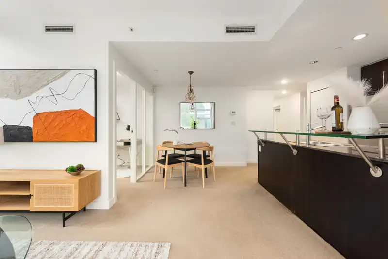 605 633 KINGHORNE MEWS - photo 4 of 37