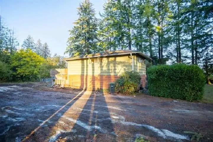 13357 62 AVENUE - photo 3 of 9