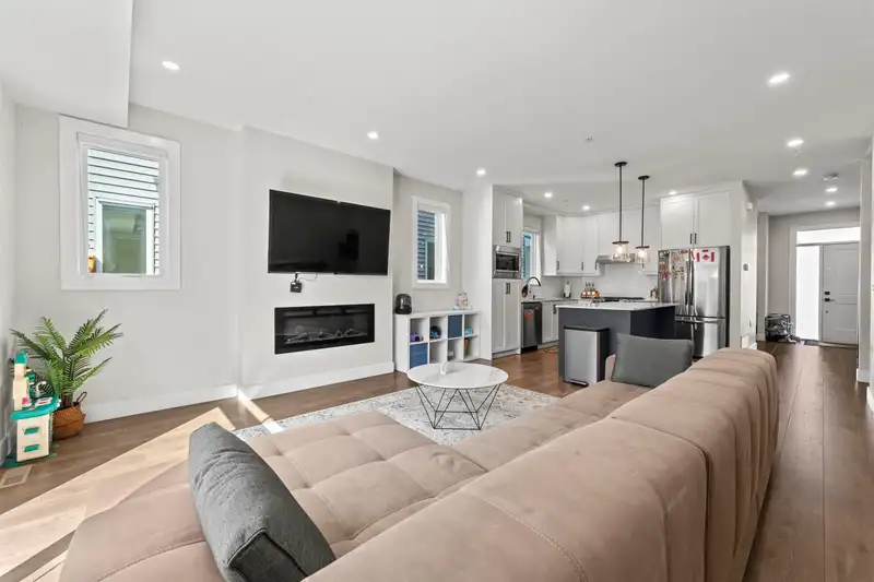 20520 76A AVENUE - photo 3 of 39