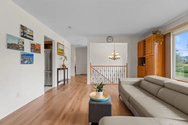 7205 GORDON DRIVE - photo 4 of 32