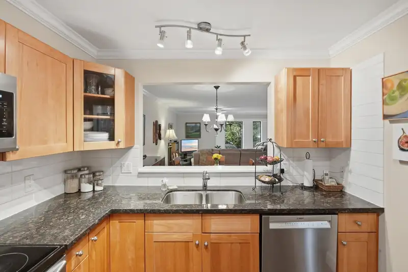 109 15270 17 AVENUE - photo 4 of 33