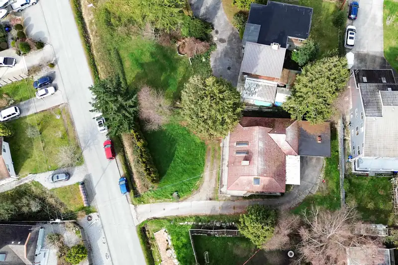 4902 LAUREL AVENUE - photo 4 of 40