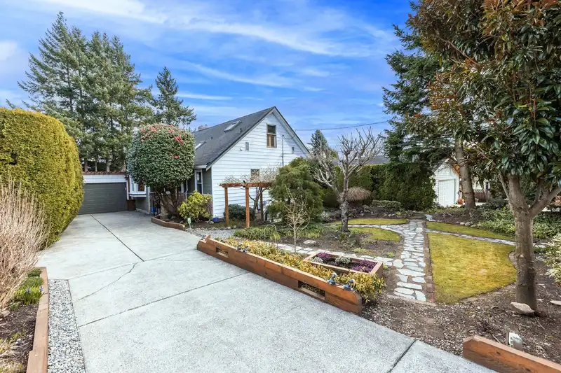 1196 HABGOOD STREET - photo 4 of 40