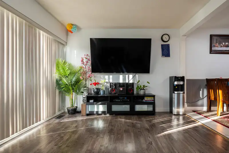 28 13785 102 AVENUE - photo 2 of 28