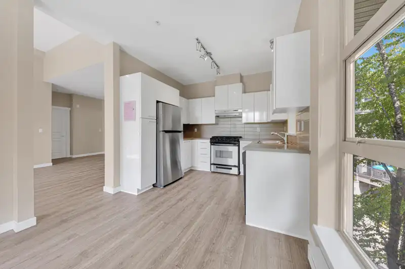 414 9339 UNIVERSITY CRESCENT - photo 4 of 23