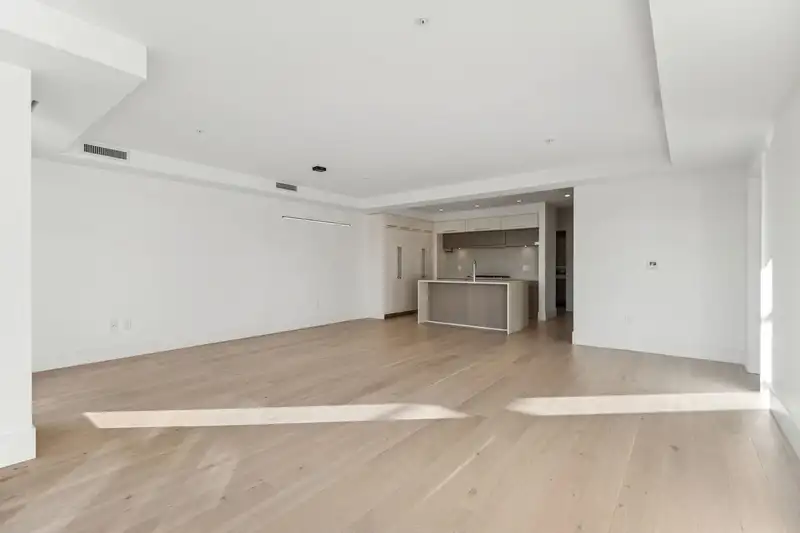 402 6168 EAST BOULEVARD - photo 4 of 35