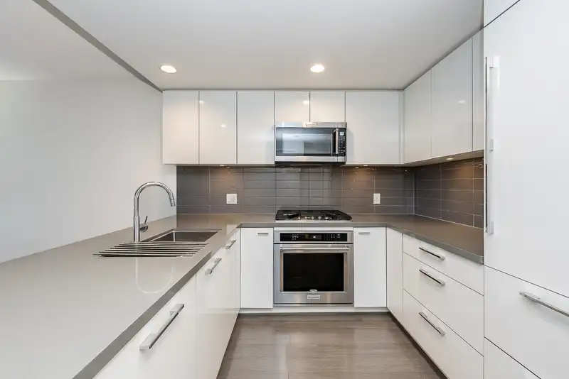 2207 3093 WINDSOR GATE - photo 2 of 39