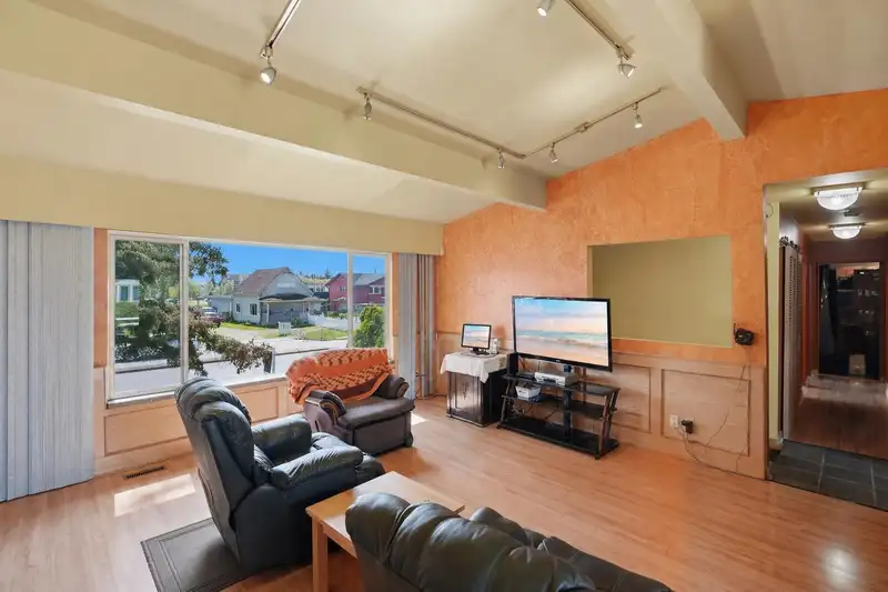 17569 60 AVENUE - photo 3 of 36