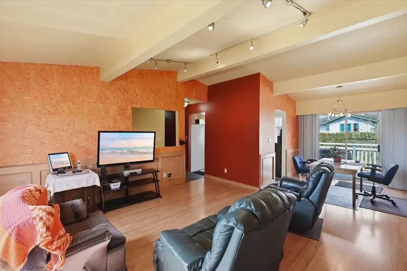 17569 60 AVENUE - photo 4 of 36