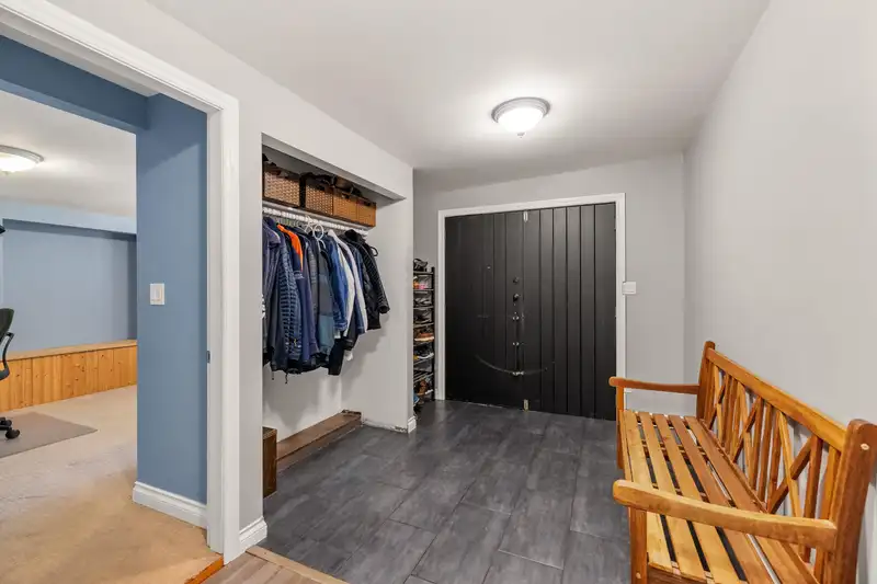 1908 WARWICK CRESCENT - photo 2 of 40