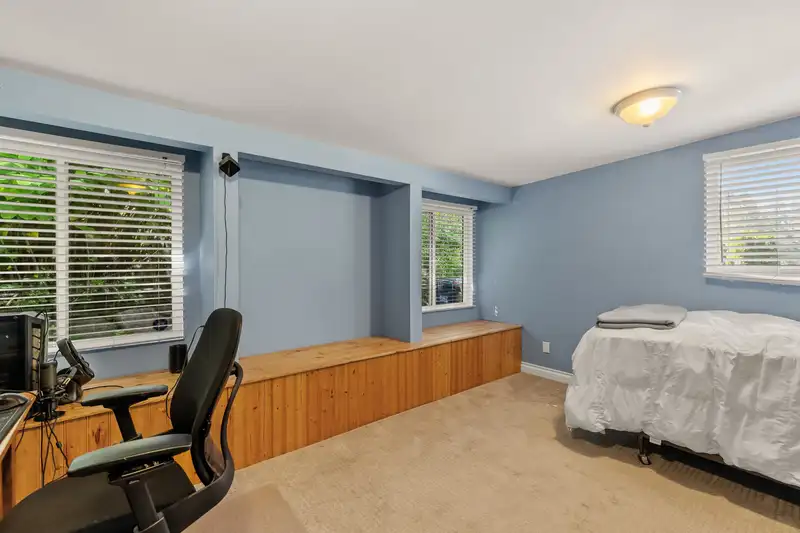 1908 WARWICK CRESCENT - photo 4 of 40