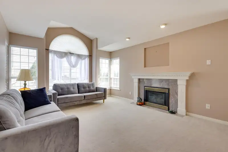 6103 190 STREET - photo 2 of 30