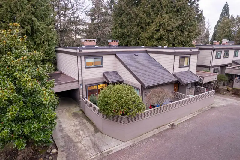 3993 PARKWAY DRIVE - photo 2 of 34