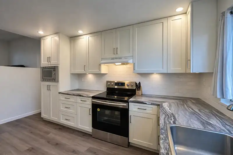106 511 GATENSBURY STREET - photo 3 of 29