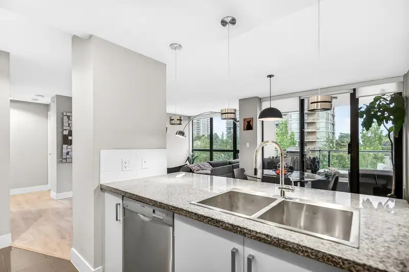 604 2959 GLEN DRIVE - photo 3 of 35