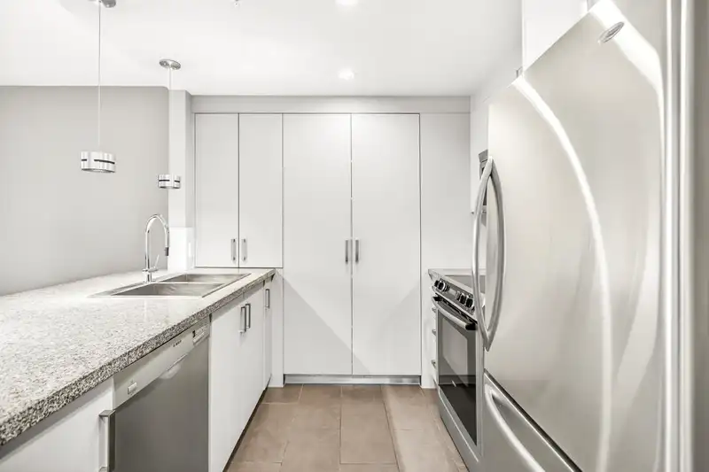 604 2959 GLEN DRIVE - photo 4 of 35