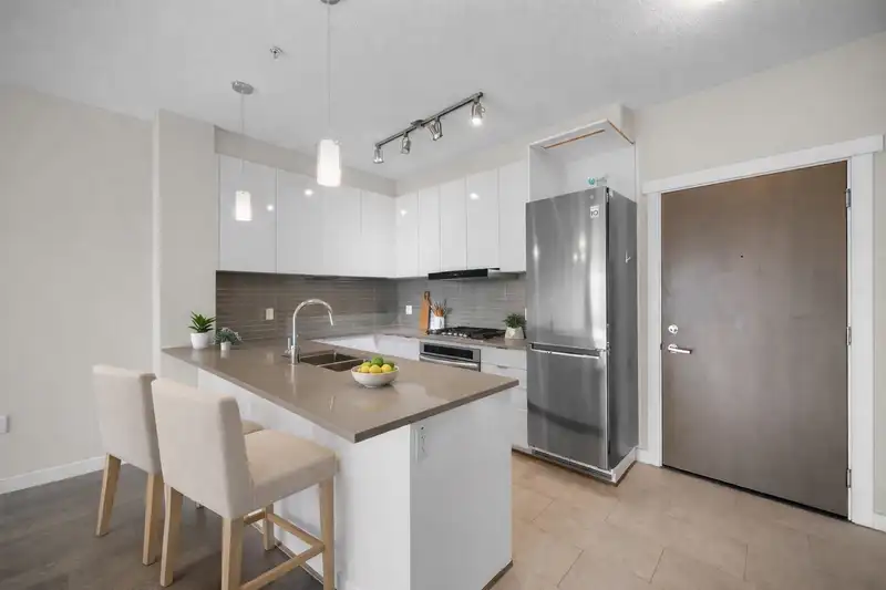 603 9399 ALEXANDRA ROAD - photo 2 of 27