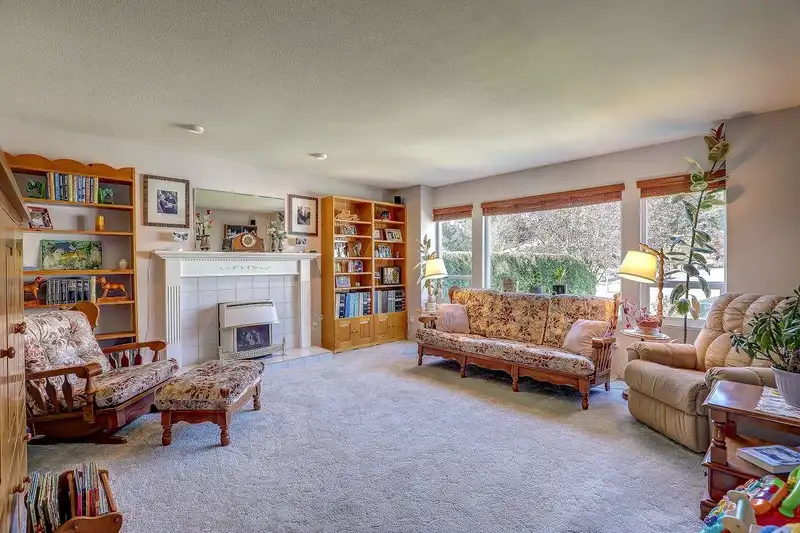 7852 167A STREET - photo 4 of 39