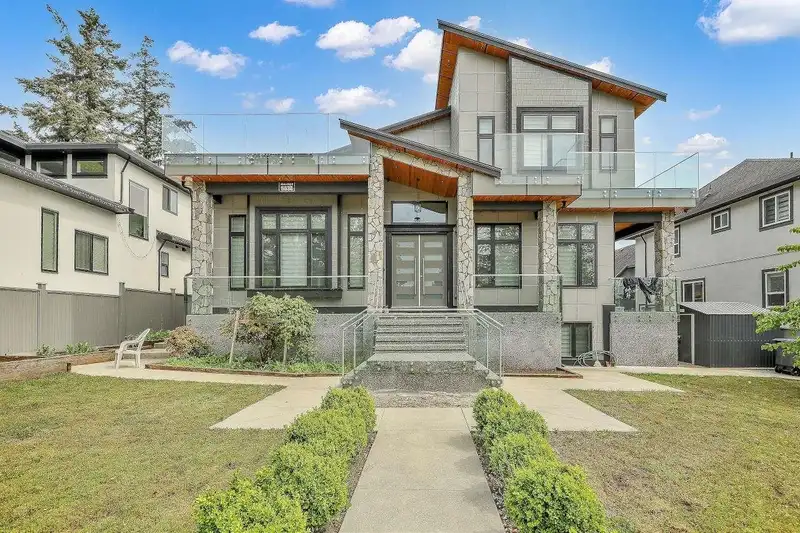 5538 184 STREET - photo 1 of 40