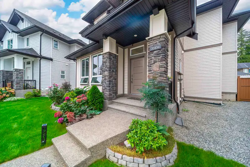 20434 76A AVENUE - photo 1 of 36