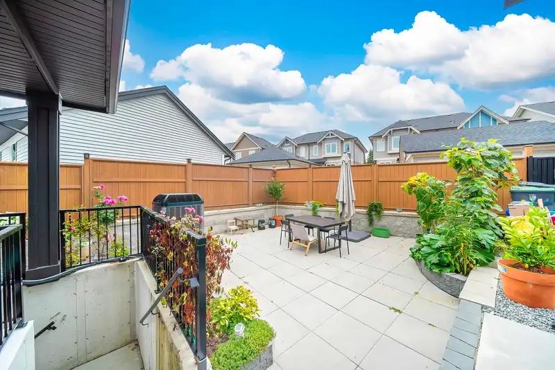 20434 76A AVENUE - photo 4 of 36