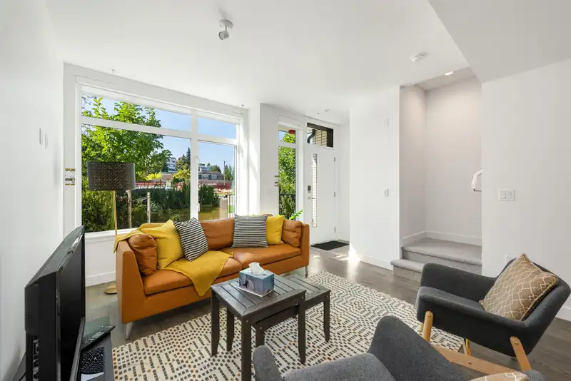 561 W 29TH AVENUE - photo 4 of 35