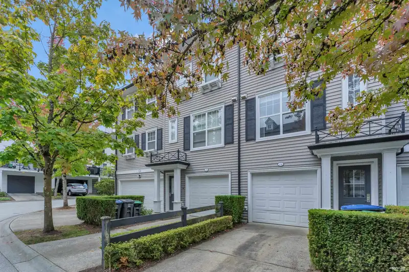 19 15075 60 AVENUE - photo 1 of 33