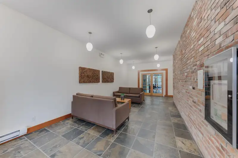 321 2515 ONTARIO STREET - photo 4 of 32