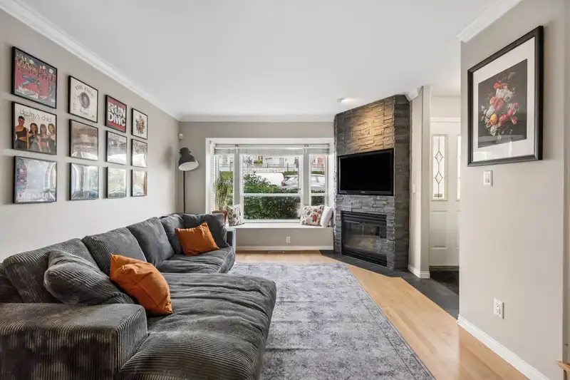 104 225 E 6TH STREET - photo 2 of 39