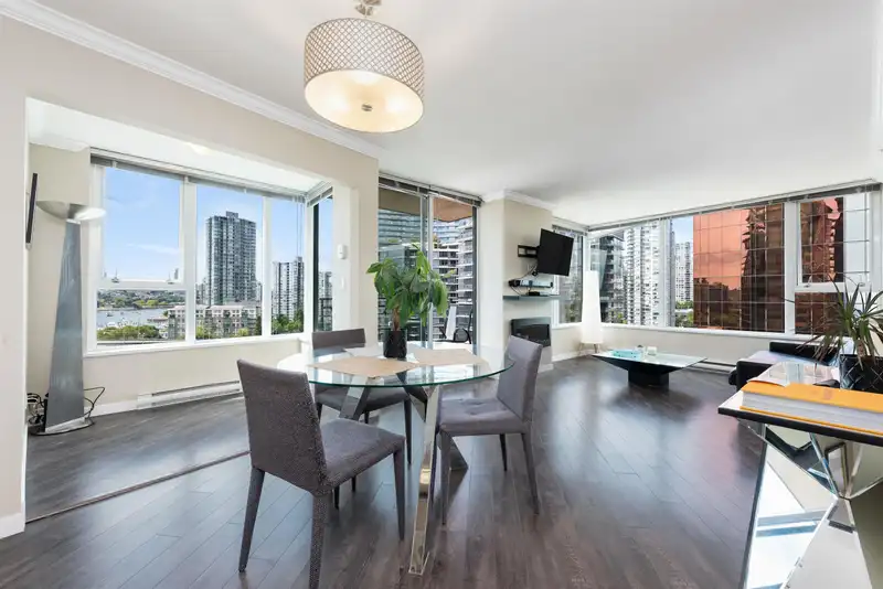 1606 33 SMITHE STREET - photo 1 of 23