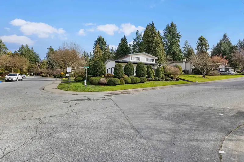 6788 STONEY CRESCENT - photo 2 of 35
