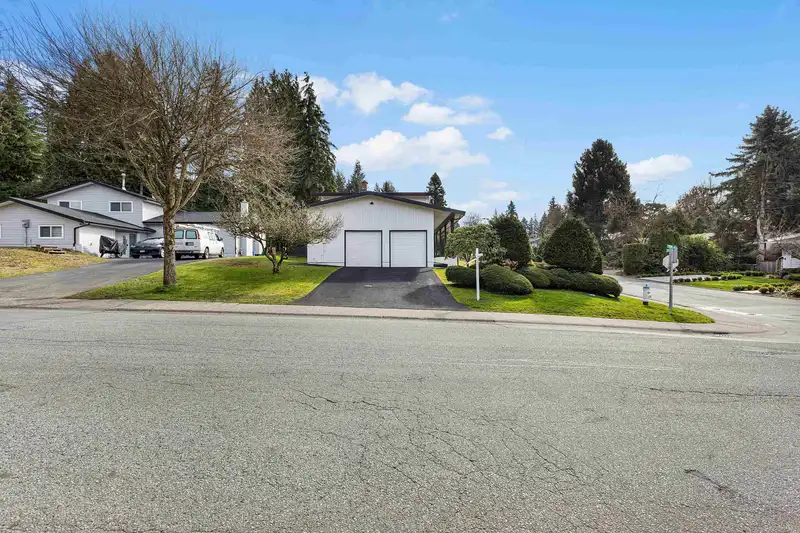 6788 STONEY CRESCENT - photo 3 of 35