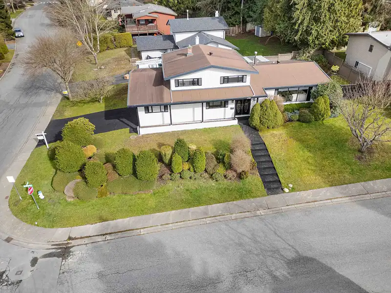 6788 STONEY CRESCENT - photo 4 of 35