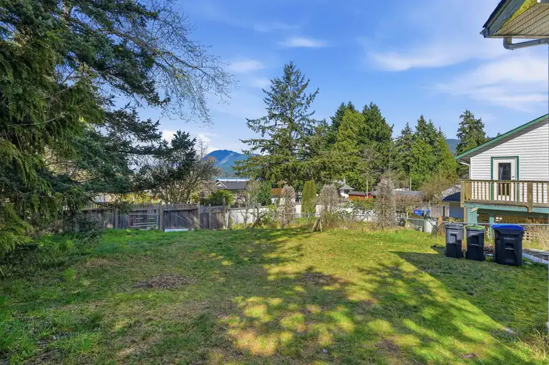 5689 PORPOISE BAY ROAD - photo 4 of 30