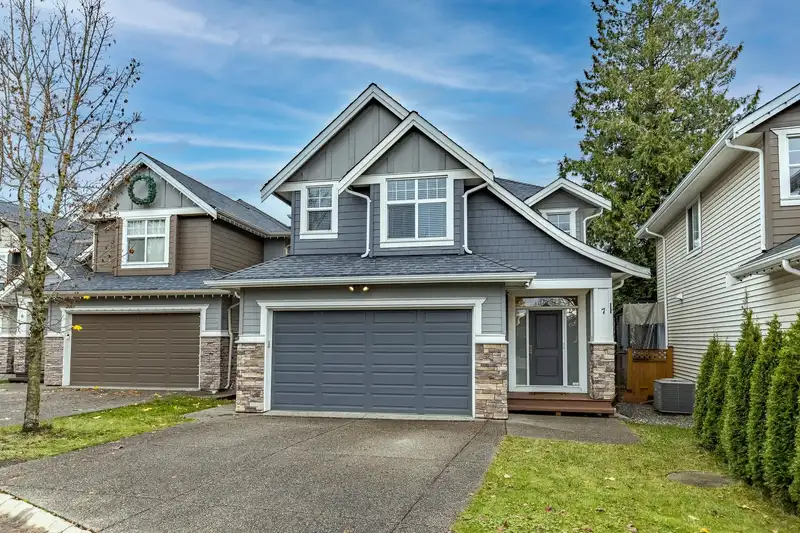 7 21267 83A AVENUE - photo 1 of 40