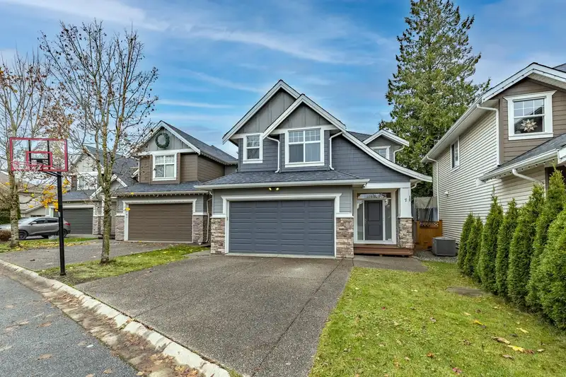 7 21267 83A AVENUE - photo 2 of 40