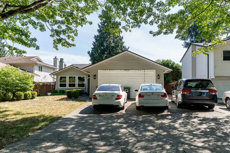 13032 61 AVENUE - photo 2 of 28