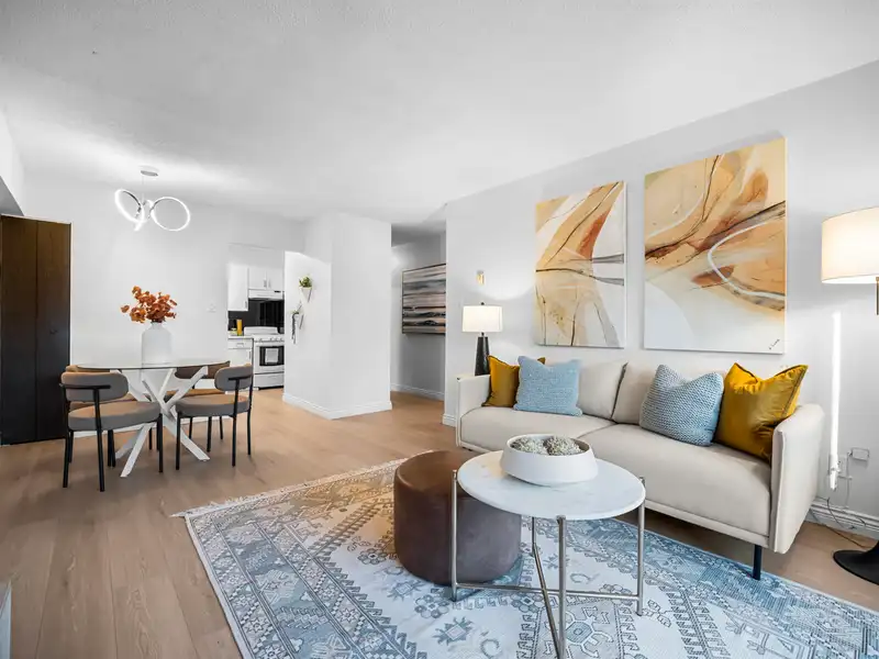 313 975 E BROADWAY - photo 1 of 29