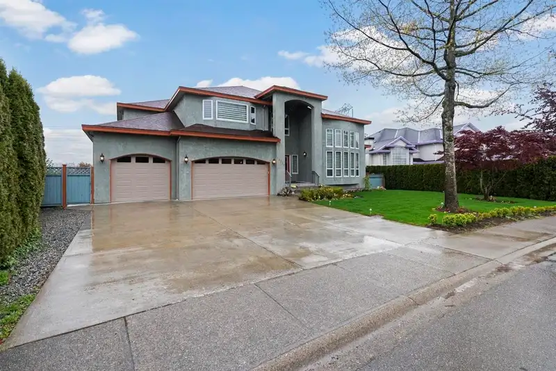14330 82 AVENUE - photo 2 of 38