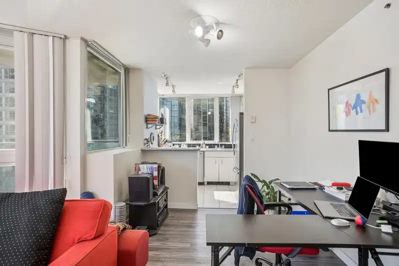 906 588 BROUGHTON STREET - photo 2 of 25