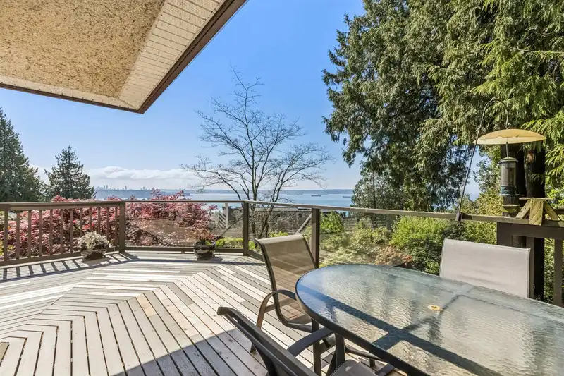 2440 QUEENS AVENUE - photo 2 of 40