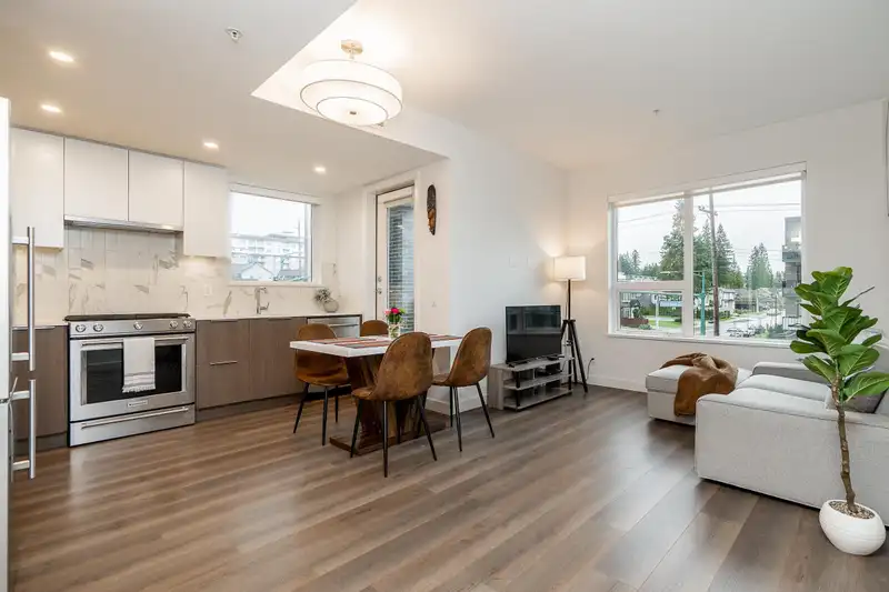 304 645 COMO LAKE AVENUE - photo 1 of 40