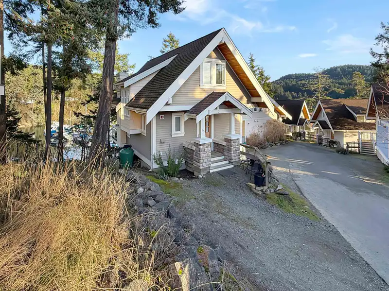 13C 2315 MACKINNON ROAD - photo 1 of 27