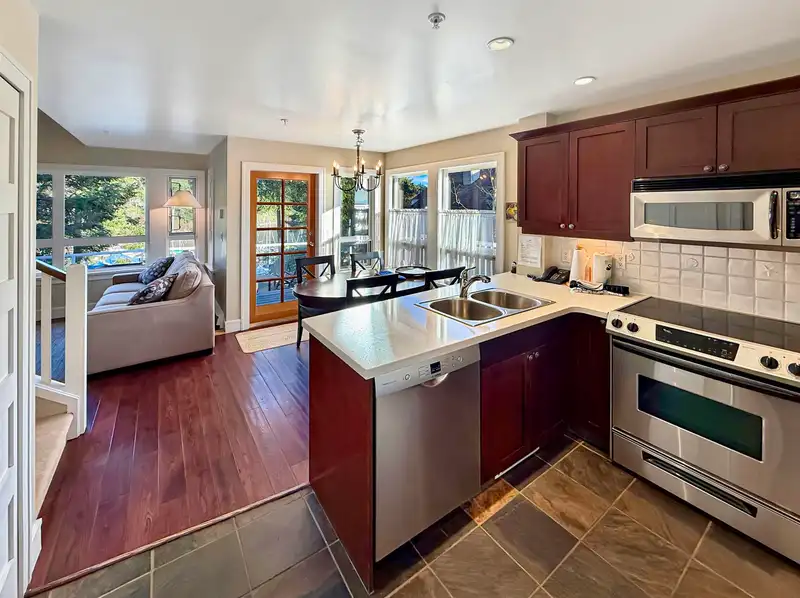 13C 2315 MACKINNON ROAD - photo 4 of 27