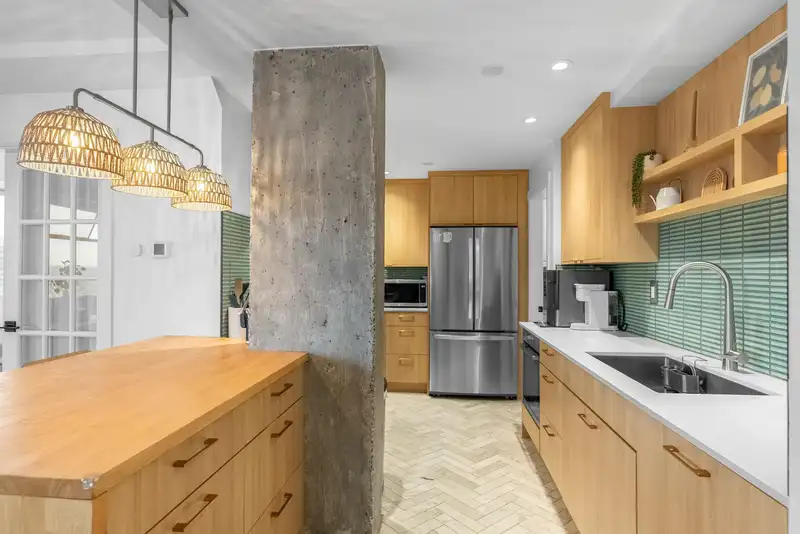 1002 47 AGNES STREET - photo 1 of 39