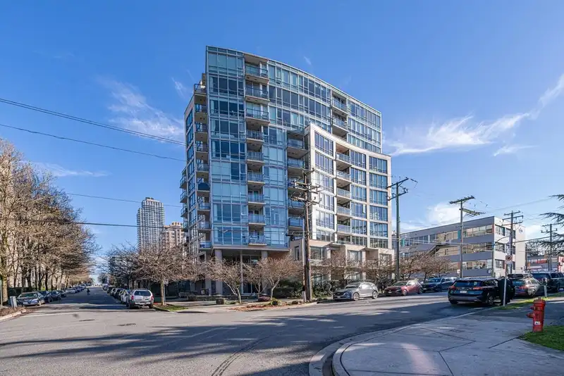 404 1690 W 8TH AVENUE - photo 2 of 9